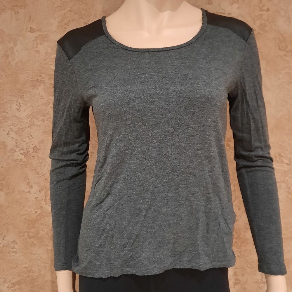 Guess long sleeved gray top woman small